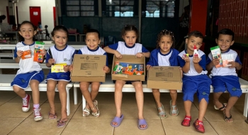 Estudantes da rede municipal de ensino recebeu cerca de 7 mil kits de material escolar 